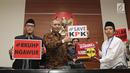 Ketua KPK Agus Rahardjo menerima kotak petisi change.org yang mencapai 33 ribu di gedung KPK, Jakarta, Selasa (5/6). Rencana penyertaan pasal Tipikor dalam RKUHP dapat melemahkan pemberantasan korupsi oleh KPK. (Liputan6.com/Herman Zakharia)