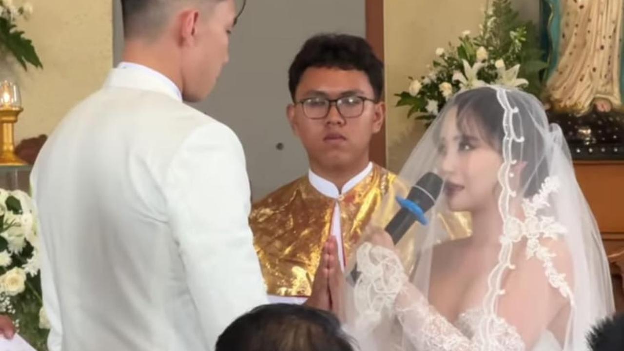 Momen Haru, Vior Menangis Saat Berjanji Setia pada Vincent Kosasih di Pemberkatan Nikah