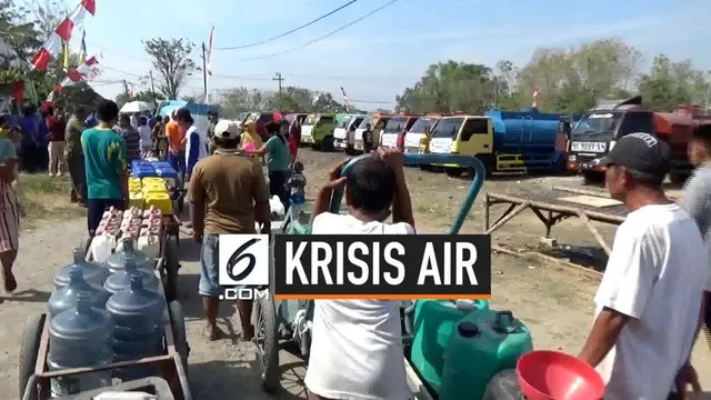 Warga di Gresik, Jawa Timur antri panjang demi mendapatkan bantuan air bersih yang diberikan oleh sebuah perusahaan air minum.