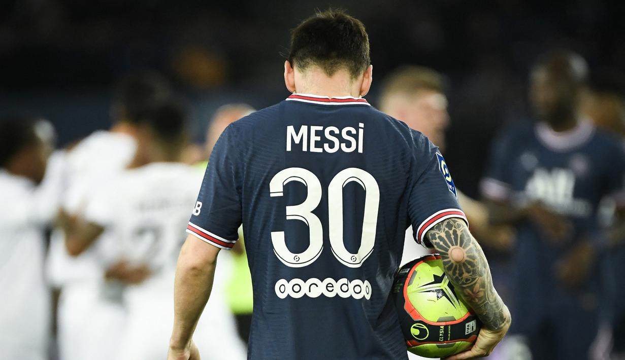 Lionel Messi. Kemungkinan Lionel Messi kembali ke Barcelona diungkapkan oleh Presisen Barcelona, Joan Laporta dalam acara presentasi kembalinya Dani Alves. Ia mengisyaratkan akan membuka pintu bagi La Pulga dengan tetap menghormati kontraknya bersama PSG hingga Juni 2023. (AFP/Bertrand Guay)