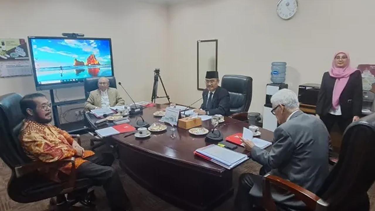 Anwar Usman mengaku sudah mendapat kabar menjadi objek politisasi terkait pencopotannya sebagai Ketua Mahkamah Konstitusi. Anwar Usman menegaskan hal yang dialaminya merupakan fitnah yang keji.