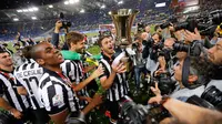 Penyerang Juventus, Alessandro Matri mengangkat piala Coppa Italia usai mengalahkan Lazio di Final Coppa Italia di Olimpico Roma, Italia, Rabu (20/5/2015). Gol Matri menjadi penentu kemenangan Juventus atas Lazio. (Reuters/Giampiero Sposito)