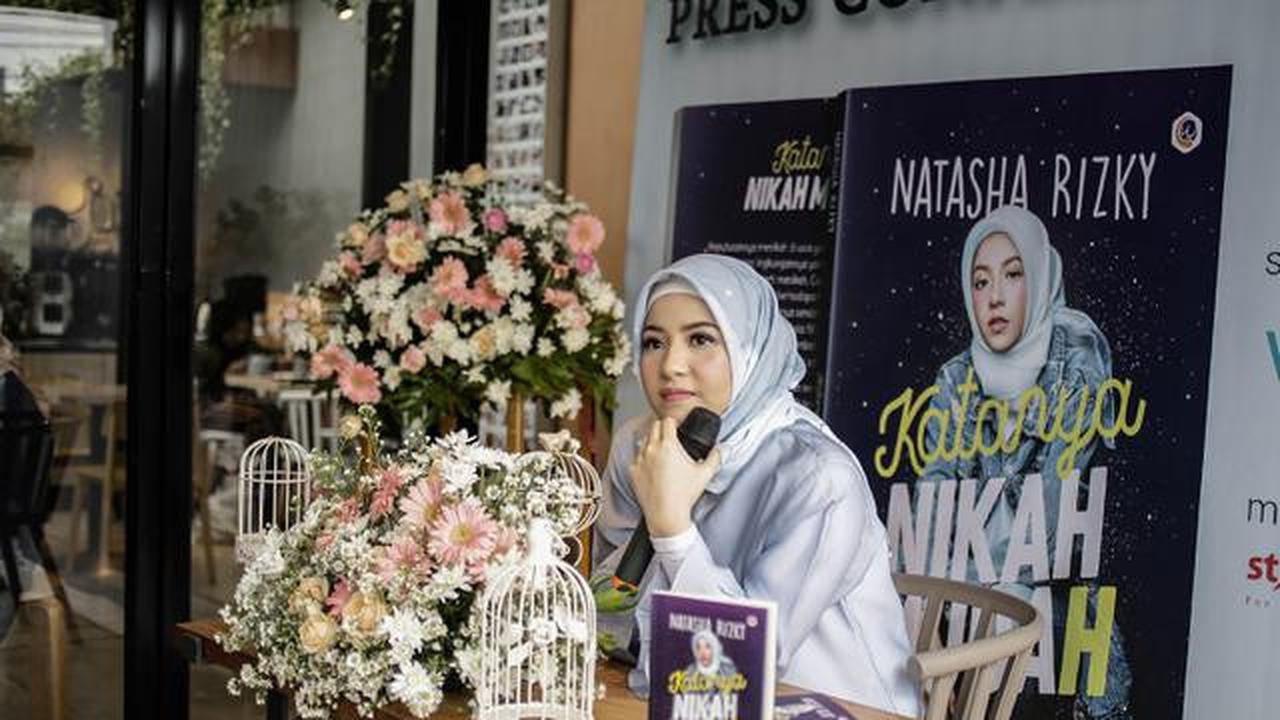 6 Artis Indonesia yang Menulis Kisah Hidupnya Jadi Buku, Terbaru Aurelie Moeremans