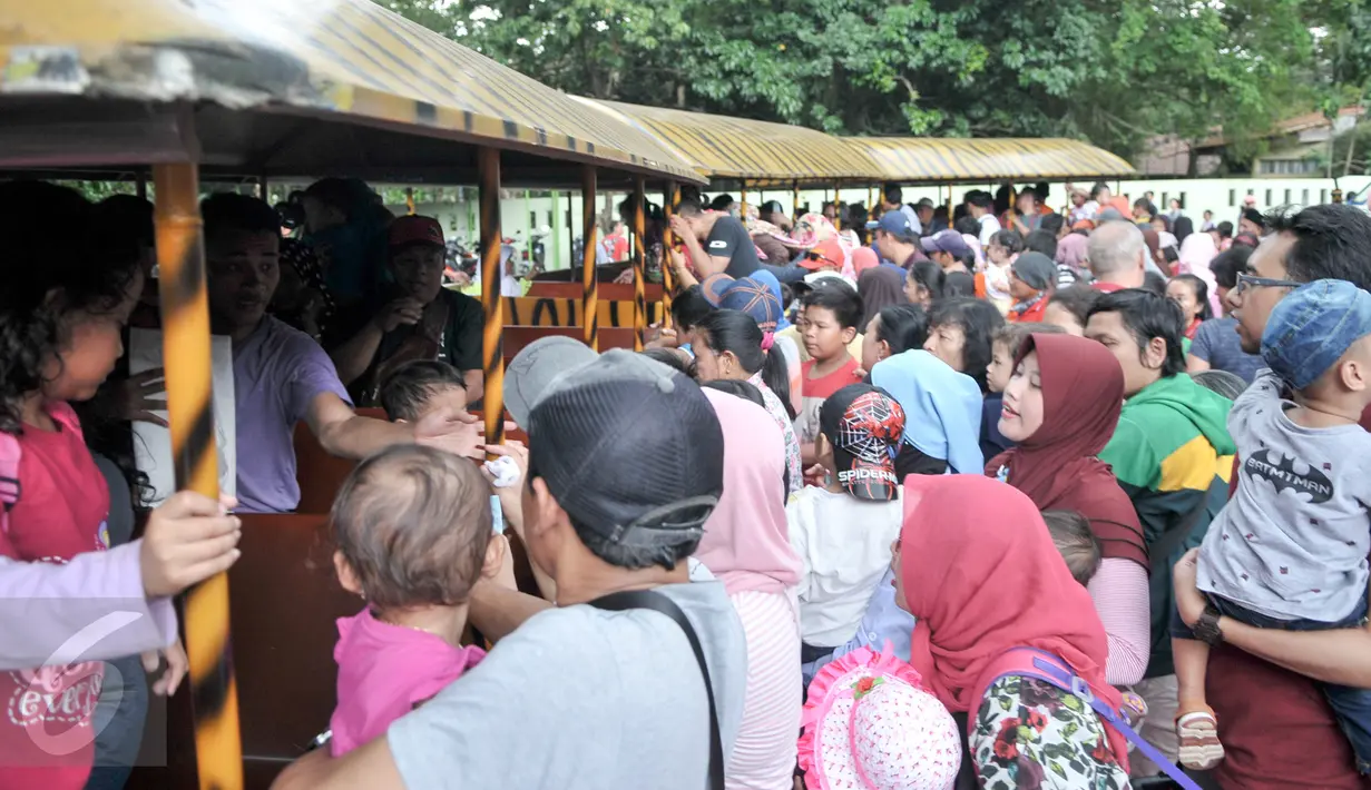 Warga mengantri saat hendak menaiki mobil keliling di Taman Margasatwa Ragunan, Jakarta Selatan, Selasa (28/3). Menikmati libur Hari Raya Nyepi, warga kunjungi Kebun Binatang Ragunan. (Liputan6.com/Yoppy Renato)