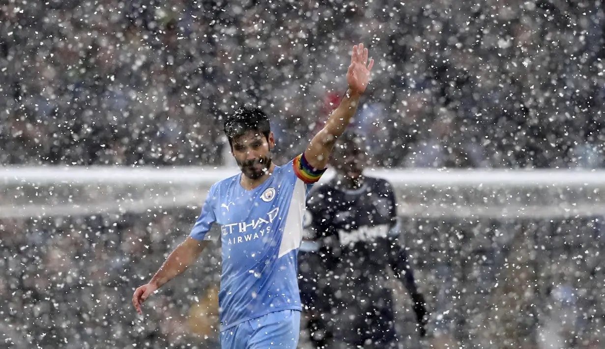 Gelandang Manchester City, Ilkay Gundogan berselebrasi usai mencetak gol ke gawang West Ham United pada pertandingan lanjutan Liga Inggris di stadion Etihad, Inggris, Minggu (28/11/2021). Hasil Ini membawa Manchester City salip Liverpool di posisi dua klasemen Liga Inggris. (AP Photo/Scott Heppell)