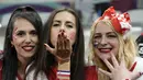 Para fans wanita Kroasia berpose sebelum pertandingan semifinal Piala Dunia Qatar 2022 antara Argentina dan Kroasia di Stadion Lusail di Lusail, utara Doha, Rabu (14/12/2022). (AP Photo/Martin Meissner)