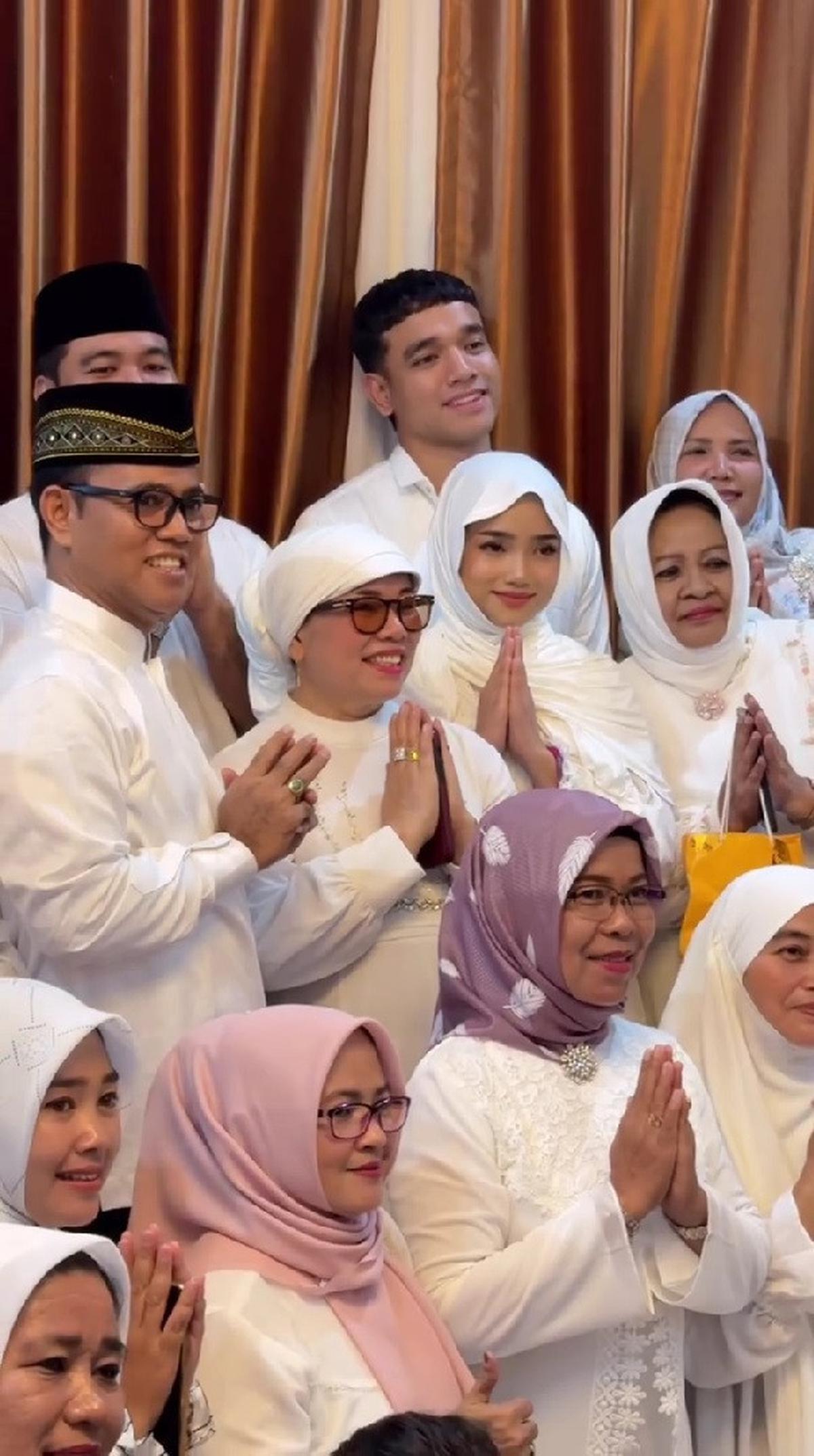 Potret Fuji Berhijab Syari di Momen Pengajian Frans Faisal, Netizen: Versi Yalili Yalili Ga Ada Obat