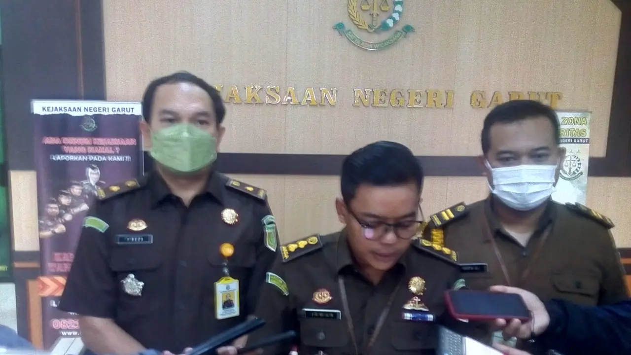 Kepala Seksi Intelijen Kejari Garut Irwan Ganda Saputra tengah memberikan penjelasan mengenai upaya peretasan website Kejari Garut. (Liputan6.com/Jayadi Supriadin)