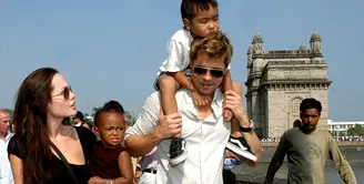 Brad Pitt sempat mengalami depresi lantaran tak bisa bertemu dengan buah hatinya, kini tampaknya sedikit lega. Pihak DCFS menyatakan Pitt bersih atas tuduhan melakukan kekerasan terhadap anak. (AFP/Bintang.com)