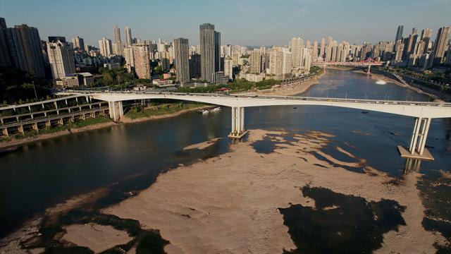 China Kekeringan Parah, Air Sungai Jialing Anak Sungai Yangtze Menyusut