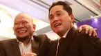 Dua calon ketua PSSI, Erick Thohir dan La Nyalla Mahmud Mattalitti, berjabat tangan saat Kongres Luar Biasa (KLB) PSSI di Hotel Shangri-La, Jakarta Pusat pada Kamis (16/2/2023). KLB PSSI tersebut untuk memilih satu Ketua, dua Wakil Ketua, dan 12 anggota Komite Eksekutif (Exco) untuk periode 2023-2027. (Bola.com/M Iqbal Ichsan)