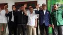 Ketua Harian DPP Partai Gerindra Sufmi Dasco Ahmad (tengah) bersama Wakil Ketua Umum Partai Nasdem Ahmad Ali (kedua kanan) dan rombongan usai melakukan pertemuan di Sekretariat Bersama Gerindra-PKB, Jakarta, Kamis (26/1/2023). Pertemuan petinggi Gerindra-PKB-Nasdem tersebut untuk bersilahturahmi antarpartai politik jelang Pemilu 2024 sekaligus membahas koalisi perubahan Indonesia Raya yang diharapkan memberi dampak positif agar persatuan dapat terjaga. (Liputan6.com/Johan Tallo)