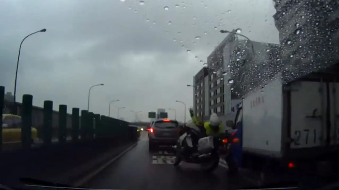 Akibat Ugal-ugalan Saat Hujan, Mobil Boks Pun Seruduk Polantas