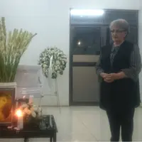 Malam kebaktian penghiburan telah dilaksanakan tadi malam, Kamis (1/6/2017) pukul 19.30 WIB  di Rumah Duka RS Fatmawati, Jakarta Selatan. Terlihat hadir sanak saudara dan sahabat di acara tersebut. (Bambang E.Ros/Bintang.com)