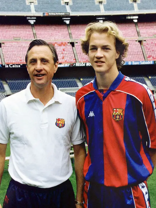 Jordi Cruyff (kanan) saat bermain untuk Barcelona pada 1994-1996 juga menggunakan jersey nomor 14, Jordi tampil 41 kali dan mencetak 11 gol untuk Blaugrana. (AFP/ANP - THE NETHERLANDS OUT)
