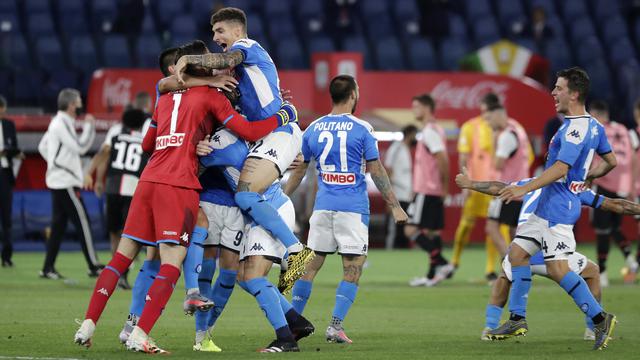 Para pemain Napoli merayakan kemenangan 4-2 dalam drama adu penalti kontra Juventus di final Coppa Italia 2019-2020