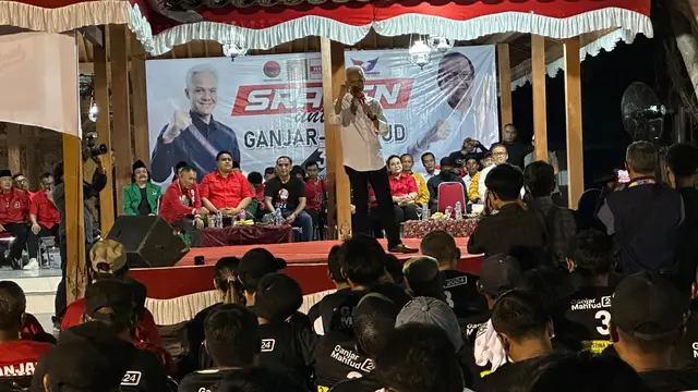 Calon presiden nomor urut tiga Ganjar Pranowo saat menghadiri pertemuan Tim Pemenangan Cabang (TPC), calon anggota legislatif (caleg, partai koalisi dan relawan se-Sragen di Ndayu Park, Sragen, Minggu malam (24/12/2023). (Liputan6.com/Nanda Perdana Putra)