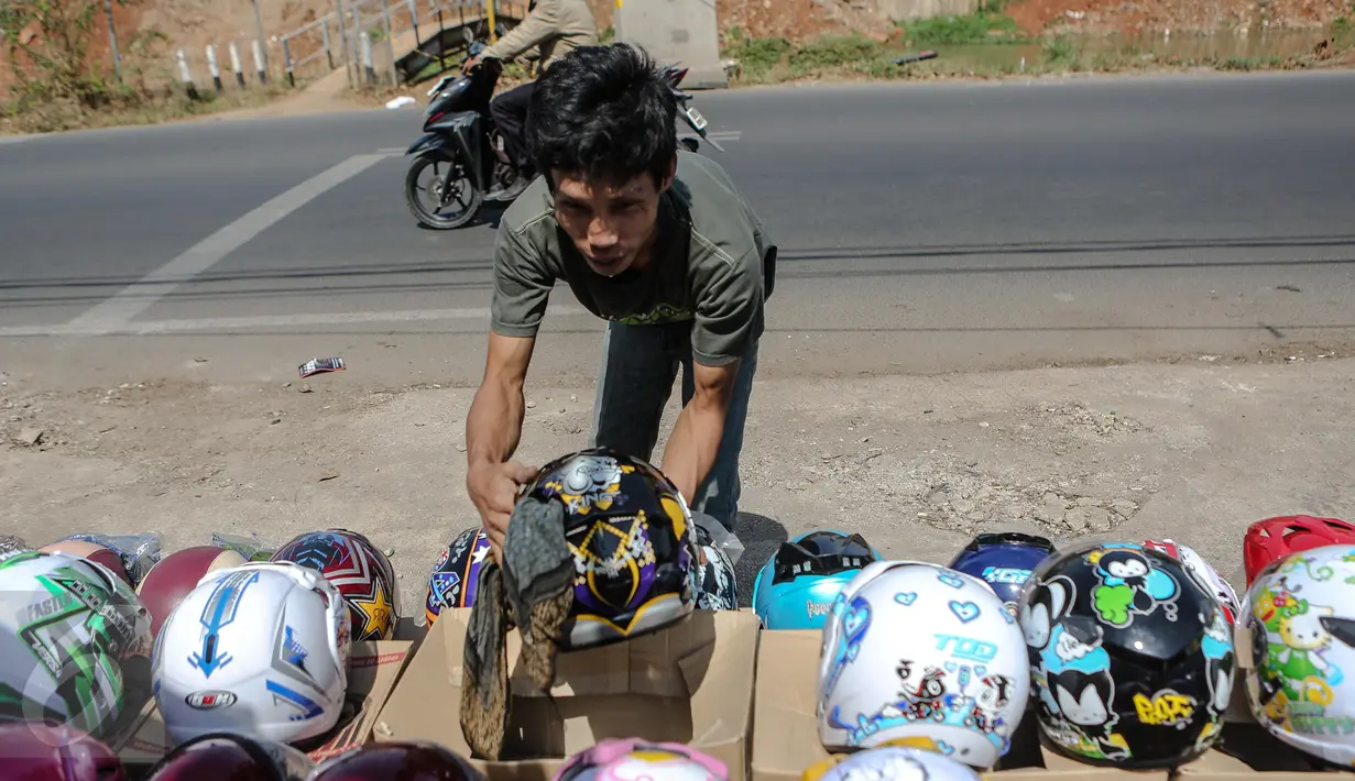  Pedagang sedang merapikan barang dagangannya di kawasan Kali Malang, Jakarta, Selasa (14/7/2015). Omset mereka mnurun dikarenakan banyaknya mudik gratis yang diselenggarakan untuk para pengguna motor. (Liputan6.com/Faizal Fanani)