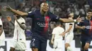 Pemain Paris Saint-Germain (PSG), Kylian Mbappe melakukan selebrasi setelah mencetak gol ke gawang Lyon pada laga pekan keempat Ligue 1 2023/2024 di Groupama Stadium, Senin (04/09/2023). PSG menang dengan skor 4-1. (AP Photo/Laurent Cipriani)