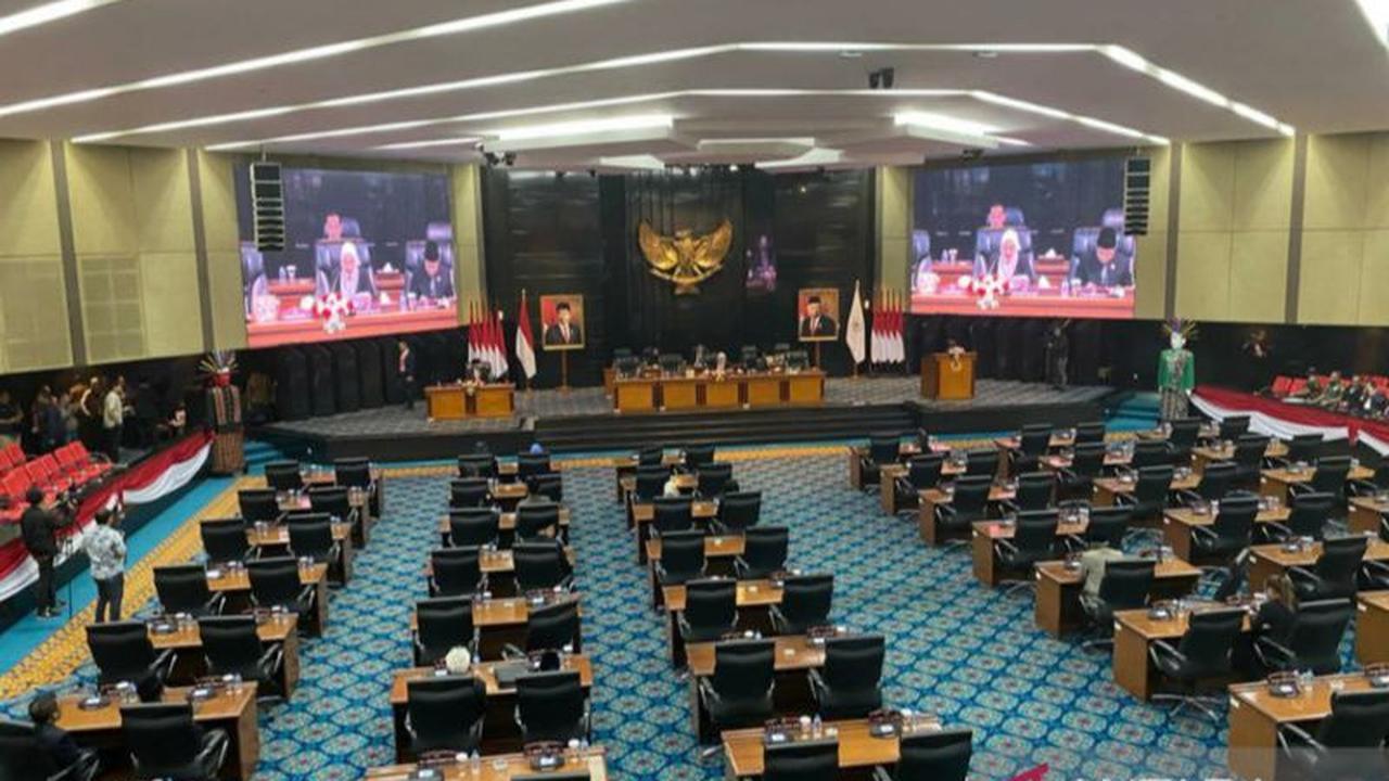 Gembong Warsono menyebut kasus main gim yang dilakukan rekannya sesama anggota DPRD DKI Jakarta di ruang rapat paripurna itusebagai pembelajaran, agar peristiwa serupa tidak terulang.