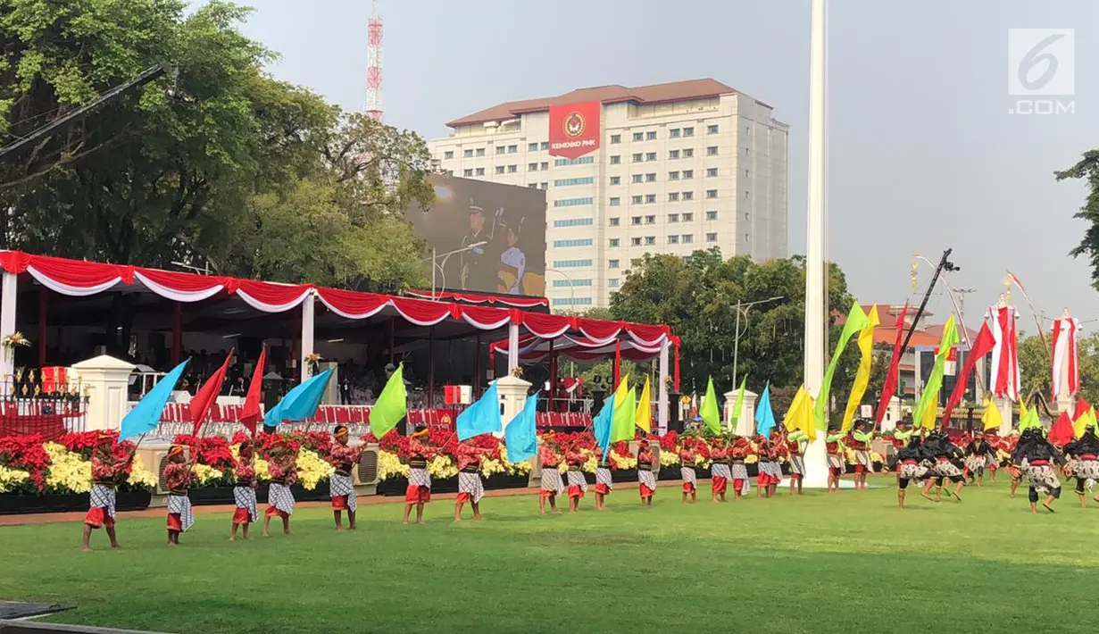 Ratusan Penari menyuguhkan pementasan tarian kuda lumping selama HUT ke-74 RI di Istana Merdeka, Jakarta, Sabtu (17/8/2019). Kuda lumping juga disebut jaran kepang atau jathilan adalah tarian tradisional Jawa yang menampilkan sekelompok prajurit tengah menunggang kuda. (Liputan6.com/Lizsa)