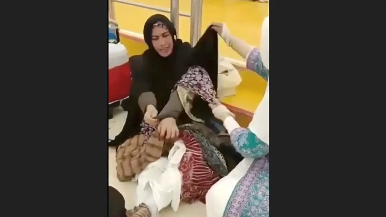 Jemaah haji asal Makassar pulang dengan mengenakan baju lapis 15. (Istimewa)