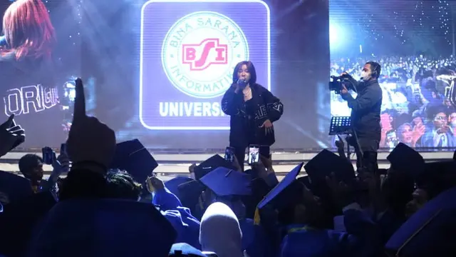 Sallsa Bintan Bersama 3 Pemuda Berbahaya tampil di acara Wisuda ke-57 Universitas BSI.