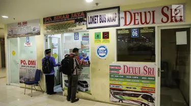 Calon penumpang membeli tiket bus antar provinsi di Terminal Pulo Gebang, Jakarta, Kamis (8/6). Penjual mengeluhkan sepinya pembelian tiket bus di Pulo Gebang karena masih banyaknya terminal bayangan yang beroperasi. (Liputan6.com/Faizal Fanani)