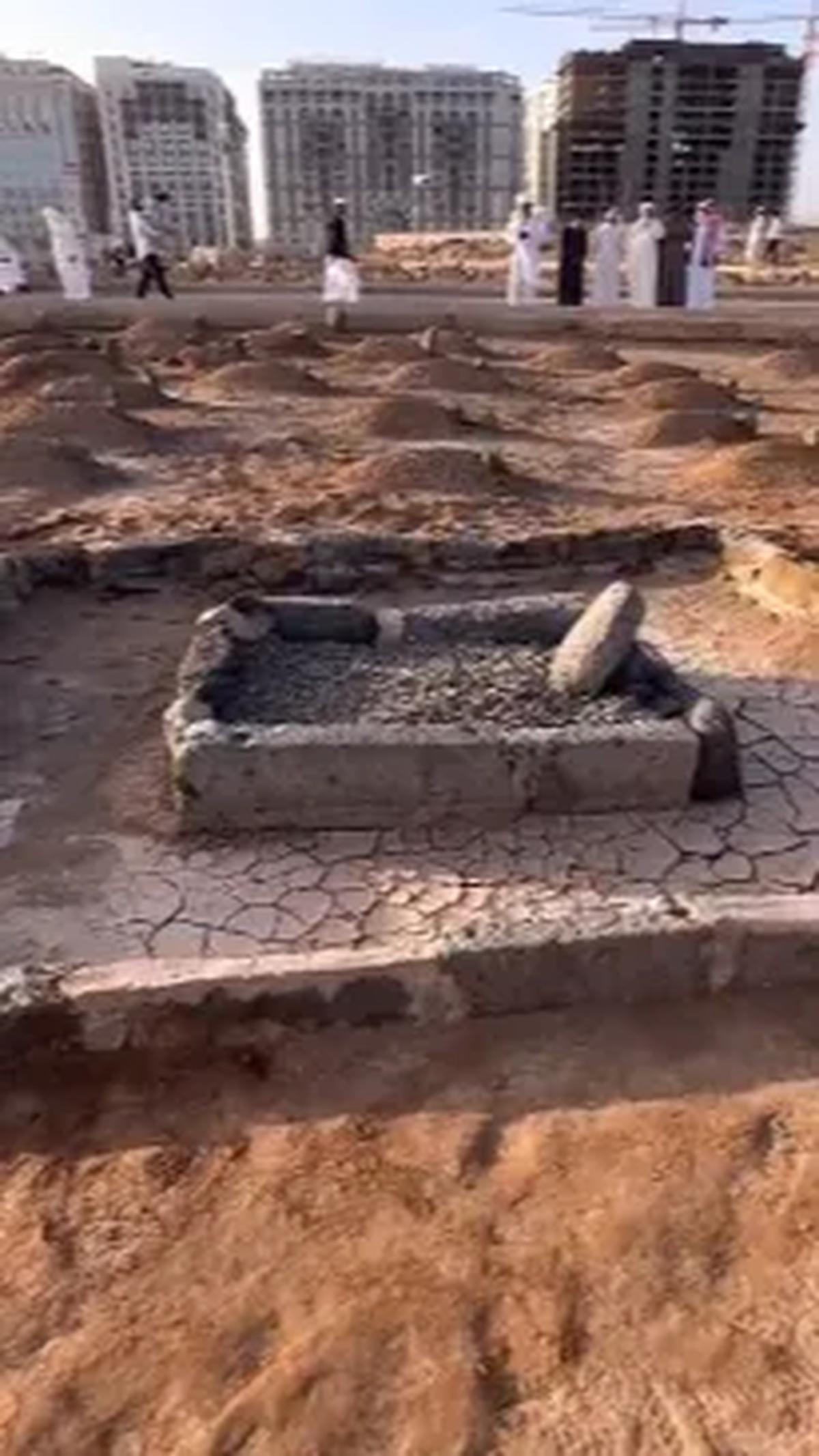 Almarhum kemudian di makamkan di pemakaman  Baqi yang terletak di dekat Masjid Nabawi. "Dan dimakamkan di pemakaman Baqi, tepatnya di dekat Masjid Nabawi," tutupnya.