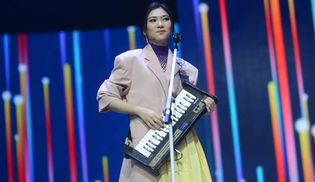 Isyana Sarasvati tampil nyentik saat mengisi acara Hut SCTV ke 28. Bersama piano kesayangannya, Isyana memilih memakai jas crean dan dipadukan dengan shirt kuning. Walaupun kontras tapi Isyana berhasil tampil fashionable. (Kapanlagi.com/Bayu Herdianto)