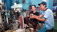 Yayasan Dharma Bhakti Astra (YDBA) membawa pelaku usaha mikro, kecil, dan menengah (UMKM) pandai besi di Desa Pasir Wetan, Purwokerto, Kabupaten Banyumas, Jawa Tengah naik level.