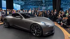 Pengunjung melihat mobil listrik Piech Mark Zero yang dipamerkan dalam Geneva International Motor Show di Jenewa, Swiss, Selasa (5/3). Geneva International Motor Show berlangsung pada 7-17 Maret 2019. (Martial Trezzini/Keystone via AP)