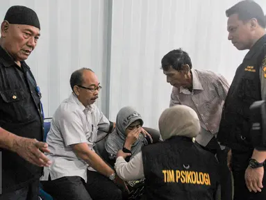 Tim Psikologi Polri berupaya menenangkan keluarga korban KM Zahro di RS Polri, Jakarta, Selasa (3/1). DVI Polri mengumpulkan data serta informasi tersebut sebagai bagian proses identifikasi jenazah korban KM Zahro. (Liputan6.com/Yoppy Renato)