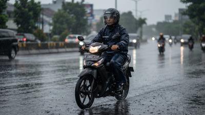 Cara agar Jas Hujan Tidak Rembes saat Dipakai Berkendara di Tengah Hujan Deras, Berkendara Lebih Nyaman tanpa Khawatir