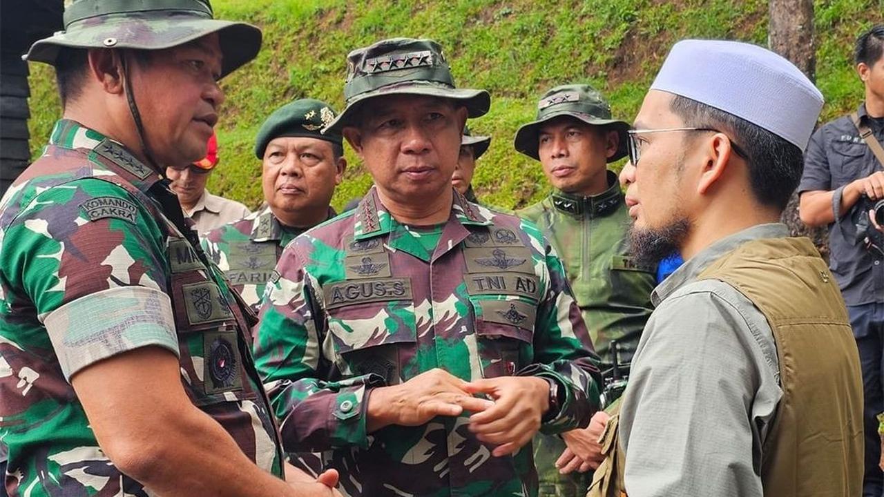 Dia adalah Ustadz Adi Hidayat, salah satu ulama kondang di Indonesia.