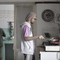 Aksi memasak Reza Rahadian di film Talak Tiga. Foto: Instagram (@manojpunjabimd)
