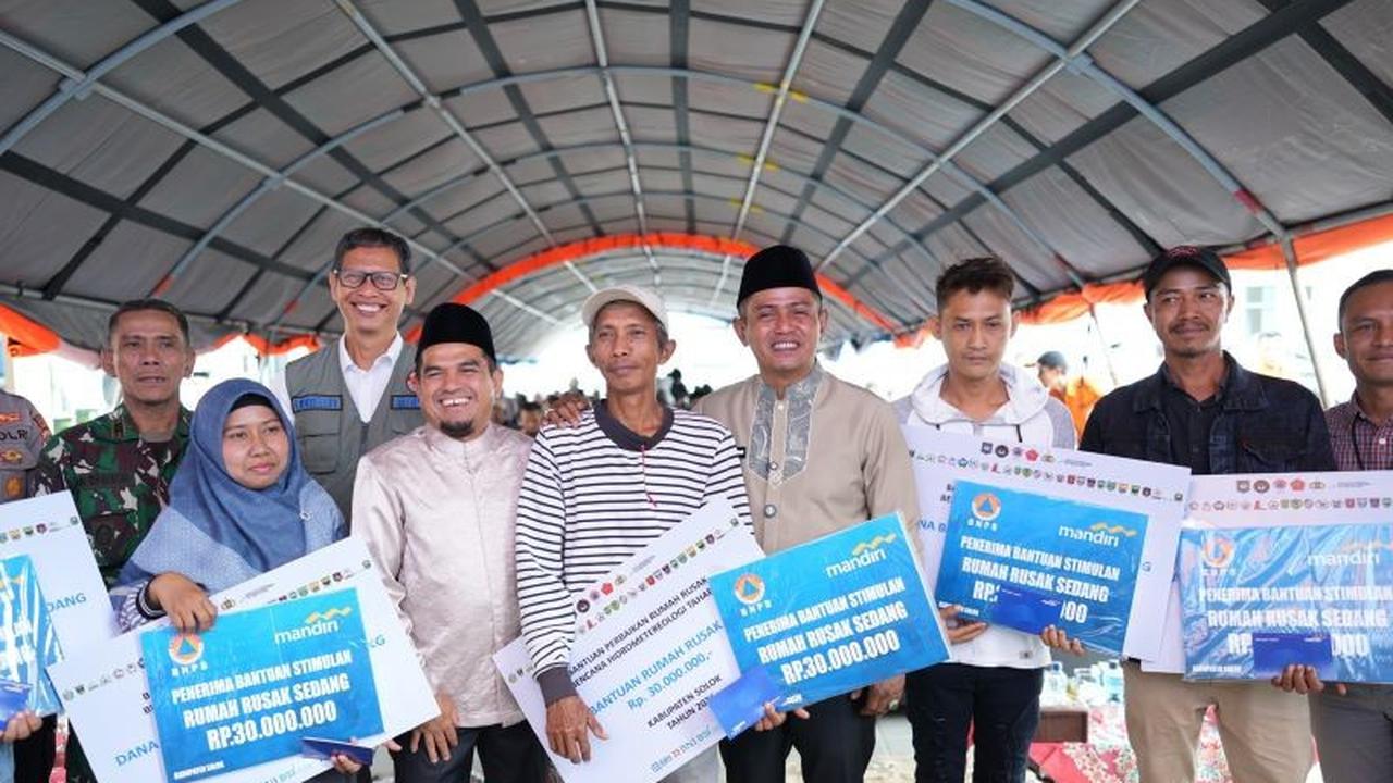 Pemkab Solok Salurkan Bantuan Perbaikan Rumah Solok, Warga Terdampak Banjir Kembali Bersemangat