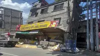 Sebuah bangunan yang rusak akibat gempa kuat melanda Bangued, Provinsi Abra, Filipina utara pada Rabu 27 Juli 2022. (Foto AP)