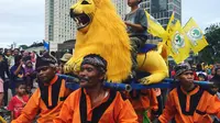 Atraksi sisingaan turut memeriahkan Parade Kebudayaan bertajuk "Kita Indonesia" yang berlangsung di kawasan Bundaran HI (Hotel Indonesia), Jakarta Pusat. (Liputan6.com/FX Richo Pramono)