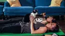 Orang-orang berpartisipasi dalam kelas yoga bersama kucing  di kafe kucing Brooklyn, New York, Rabu (13/3). Kafe ini menawarkan tempat latihan yoga dengan ditemani kucing-kucing menggemaskan. (REUTERS/Jeenah Moon)