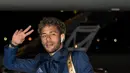 Penyerang Brasil, Neymar Jr menyapa awak media saat tiba Bandara Sochi, di Rusia (11/6). Di Piala Dunia 2018, timnas Brasil berada di Grup E bersama Swiss, Kosta Rika dan Serbia. (AFP Photo/Nelson Almeida)