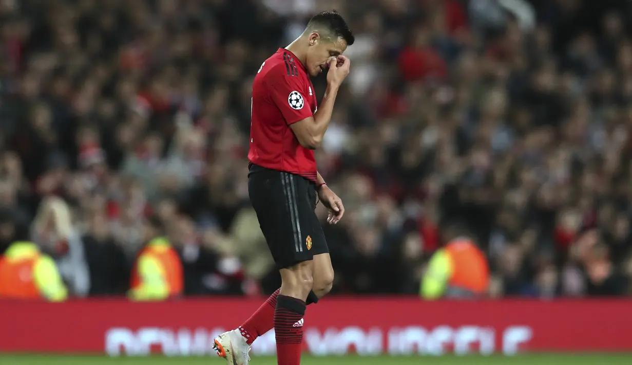 Striker Manchester United, Alexis Sanchez, usai bermain imbang oleh Valencia pada laga Liga Champions di Stadion Old Trafford, Selasa (2/10/2018). Manchester United ditahan 0-0 oleh Valencia. (AP/Jon Super)