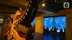 Pengunjung menyaksikan koleksi satwa Jakarta Aquarium & Safari di Jakarta Barat, Jumat (12/2/2021). Jakarta Akuarium merupakan tempat konservasi alam dan satwa laut yang memiliki konsep edutainment sekaligus menjadi destinasi wisata untuk warga menghabiskan libur Imlek. (Liputan6.com/Faizal Fanani)