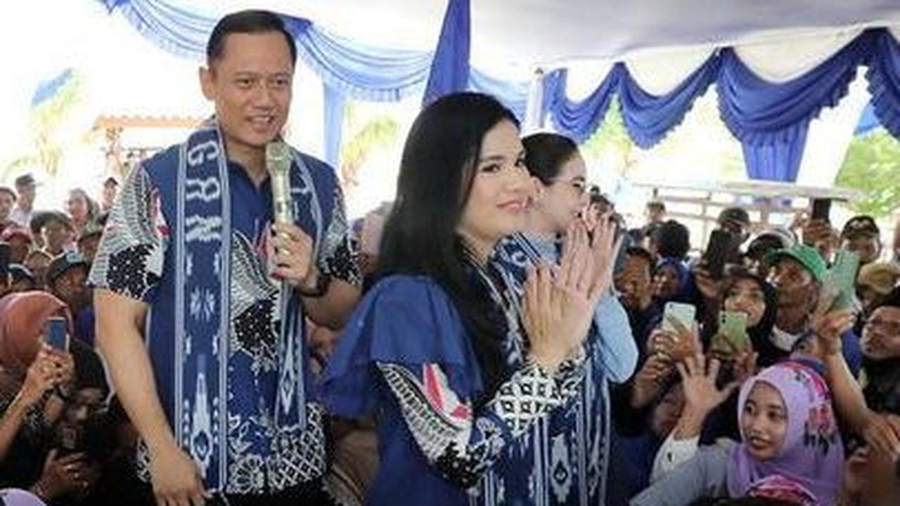 Annisa Pohan juga mendampingi AHY saat bertemu masyarakat. Mantan artis ini pun dengan ramah menyapa masyarakat.