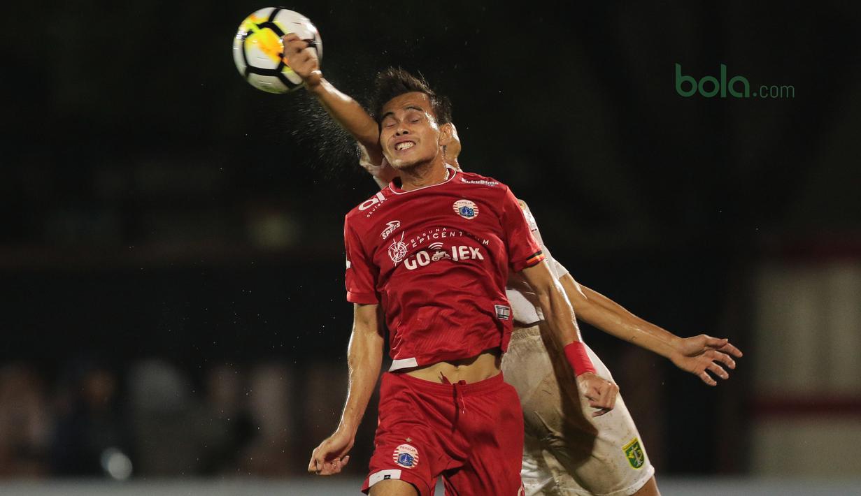 Duel Rezaldi Hehanussa dengan pemain Persebaya pada laga Gojek Liag 1 bersama Bukalapak di Stadion PTIK, Jakarta (26/6/2018). Persija dan Persebaya bermain imbang 1-1. (Bola.com/Nick Hanoatubun)