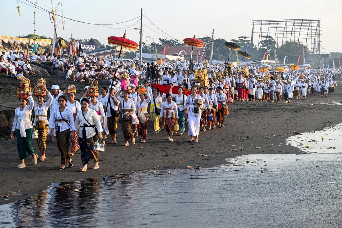 FOTO: Ribuan Umat Hindu Ikuti Prosesi Melasti di Pantai Padanggalak Bali