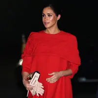 Meghan Markle kenakan cape dress warna merah cerah saat tiba di Maroko, Afrika Utara. (Foto: instagram.com/hrhofsussex)
