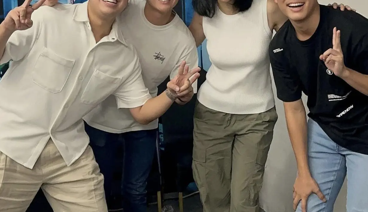 Dengan celana cargo dan top putih tanpa lengan, Suasana Rahardjo tampil begitu energetic.  [Foto: Instagram/ Suasana Rahardjo]