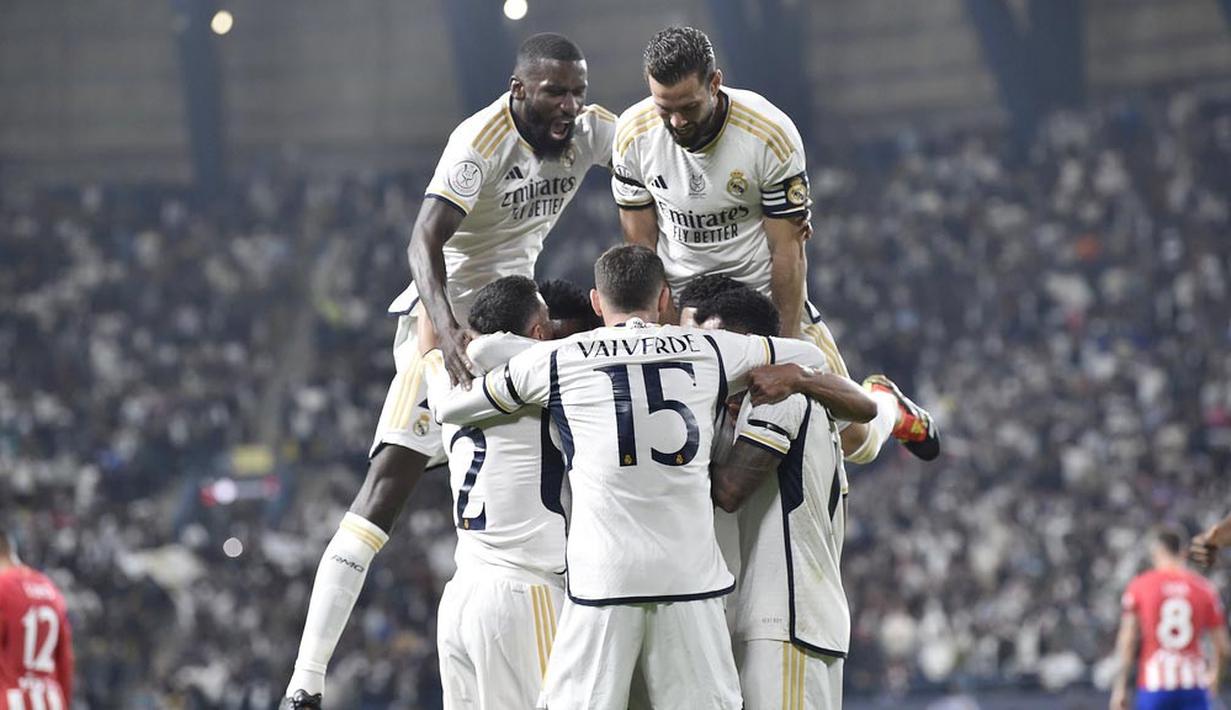 Pemain Real Madrid merayakan gol ke gawang Atletico Madrid pada laga semifinal Supercopa de Espana 2023/2024 yang digelar di Al-Awwal Park, Riyadh, Kamis (11/1/2024). Lima gol Real Madrid masing-masing dicetak Antonio Rudiger dan Ferland Mendy di babak pertama, Dani Carvajal di babak kedua, serta bunuh diri Stefan Savic dan aksi Brahim Diaz di masa extra time. (AP Photo)