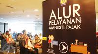 Pemohon pajak mengantri untuk mengikuti program Tex amnesty di kantor Ditjen Pajak, Jakarta, Jumat (31/3). Hari ini merupakan hari terakhir program pengampunan pajak atau tax amnesty dan akan di tutup pada pukul 00:00. (Liputan6.com/Angga Yuniar)